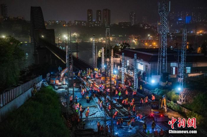 资料图:图为重庆万州联合坝线路所站改工程施工现场,工人们挑灯夜战。 侯本艳 摄