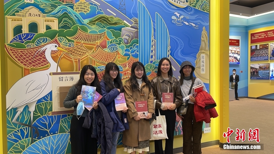 图为台湾青年在展览的“两岸一家亲”彩绘墙前合影留念。 <a target='_blank' href='/'>中新社</a>记者 朱贺 摄