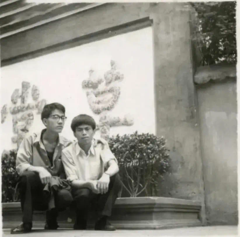 △大学时期的梁益建(左)