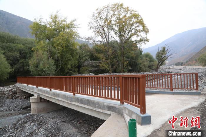 图为尖巴昂村格日社修建起的桥。 全丹旭 摄