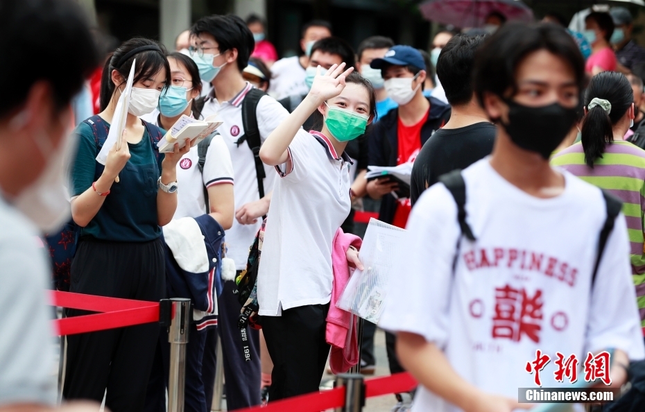 资料图：一名考生在进入考场前向家长挥手致意。<a target='_blank' href='/'>中新社</a>记者 汤彦俊 摄