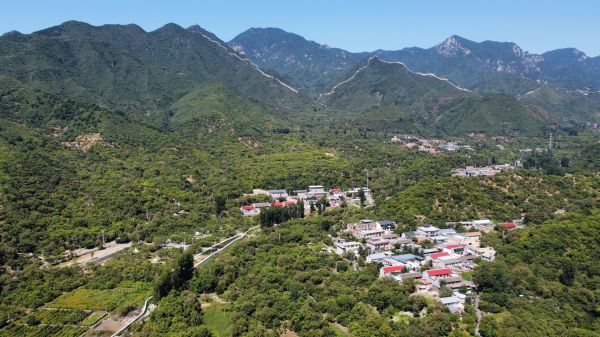 9月8日拍摄的位于长城脚下的洞台村(新华社)