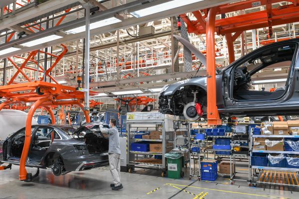 工人在一汽-大众长春基地总装车间装配车辆。(新华社发)