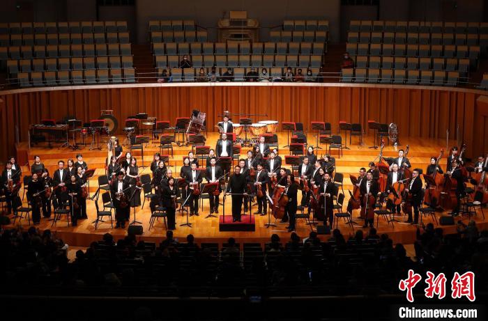 大型交响组曲《江姐》音乐会现场,图为指挥谭利华和北京交响乐团 北京交响乐团供图 大型交响组曲《江姐》音乐会现场,图为指挥谭利华和北京交响乐团 北京交响乐团供图