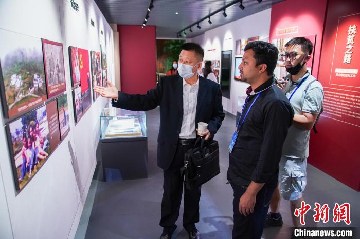 图为外国青年倾听了解黄文秀事迹。 陈冠言 摄 图为外国青年倾听了解黄文秀事迹。 陈冠言 摄