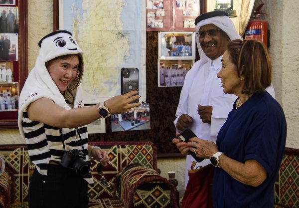 10月19日，在卡塔尔首都多哈的豪尔熊猫馆，人们观看大熊猫。（新华社发）