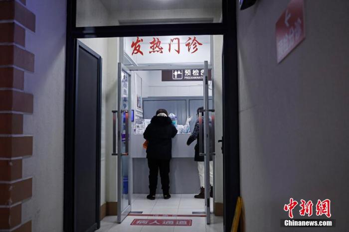 资料图:图为医护人员在发热门诊引导市民快速就医。 殷立勤 摄 资料图:图为医护人员在发热门诊引导市民快速就医。 殷立勤 摄