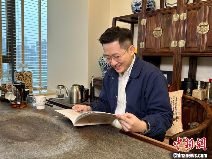 陈嘉瑞向记者讲述“薪传时光”创办至今取得的成绩。 方伟彬 摄 陈嘉瑞向记者讲述“薪传时光”创办至今取得的成绩。 方伟彬 摄