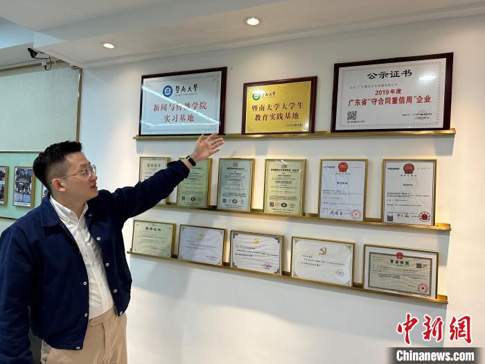 陈嘉瑞向记者介绍“薪传时光”是暨南大学大学生教育实践基地。 方伟彬 摄 陈嘉瑞向记者介绍“薪传时光”是暨南大学大学生教育实践基地。 方伟彬 摄