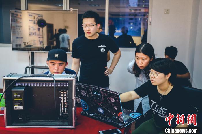 “薪传时光”团队拍摄影片。(资料图) 陈嘉瑞 供图 “薪传时光”团队拍摄影片。(资料图) 陈嘉瑞 供图