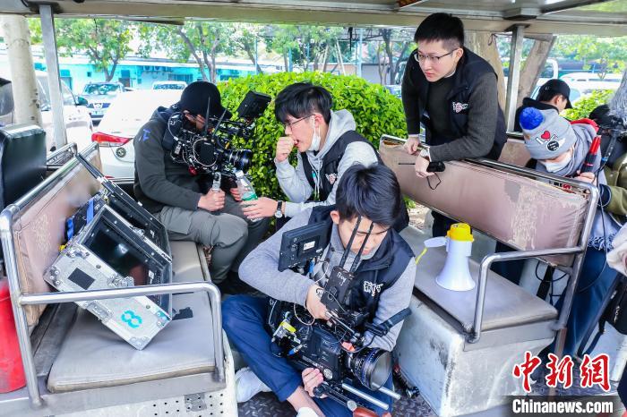 “薪传时光”团队在户外拍摄影片。(资料图) 陈嘉瑞 供图 “薪传时光”团队在户外拍摄影片。(资料图) 陈嘉瑞 供图