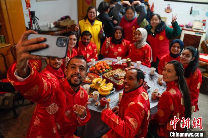 【新时代新征程新伟业】义乌鸡鸣山“联合国社区”:在这里“对话世界”