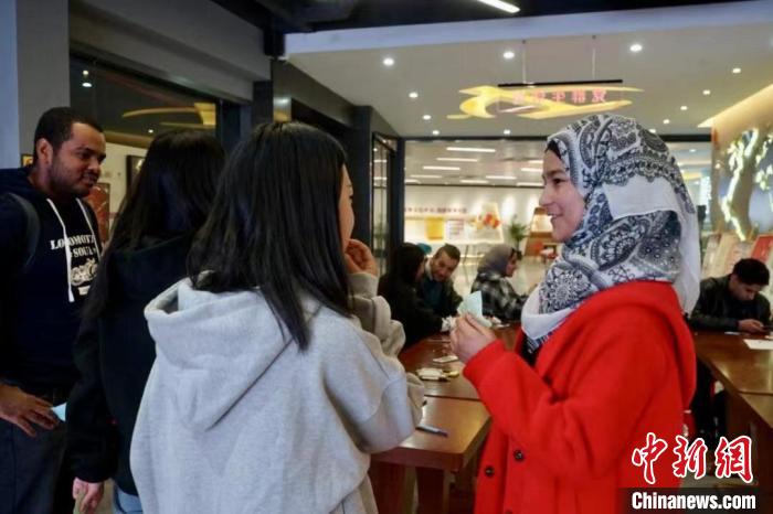 鸡鸣山社区汉语班交流学习现场。 丽娜 供图 鸡鸣山社区汉语班交流学习现场。 丽娜 供图