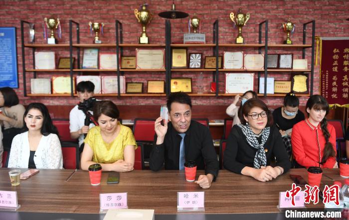 被称为“国际老娘舅”的伊朗籍商人哈米(中)参与社区矛盾调解。 王刚 摄 被称为“国际老娘舅”的伊朗籍商人哈米(中)参与社区矛盾调解。 王刚 摄