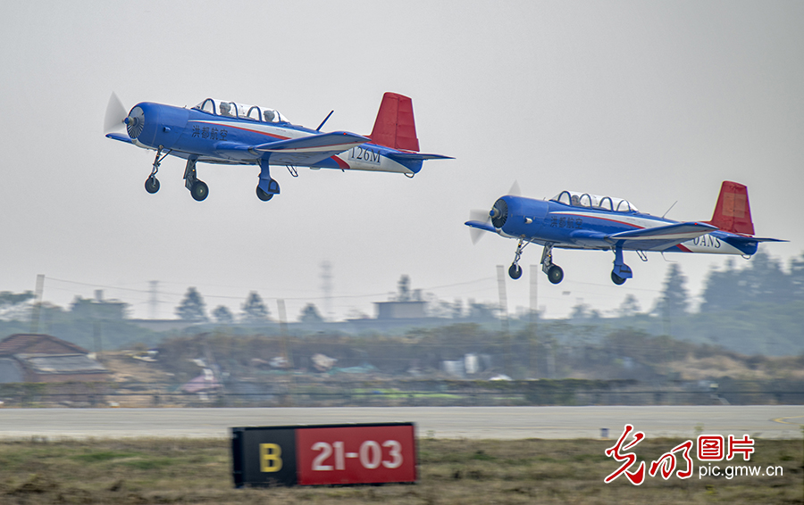 红星飞行表演队迎来首位女性飞行员 初教6编队“炫舞”南昌飞行大会