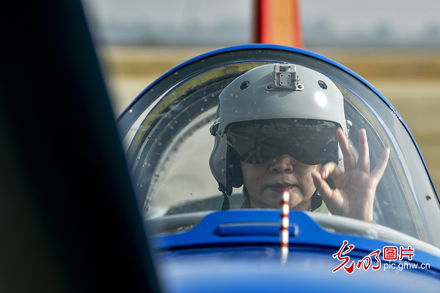 红星飞行表演队迎来首位女性飞行员 初教6编队“炫舞”南昌飞行大会