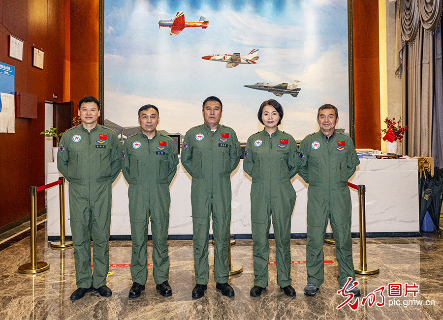 红星飞行表演队迎来首位女性飞行员 初教6编队“炫舞”南昌飞行大会