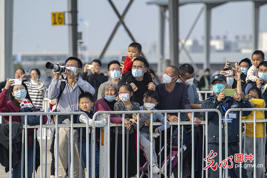 红星飞行表演队迎来首位女性飞行员 初教6编队“炫舞”南昌飞行大会