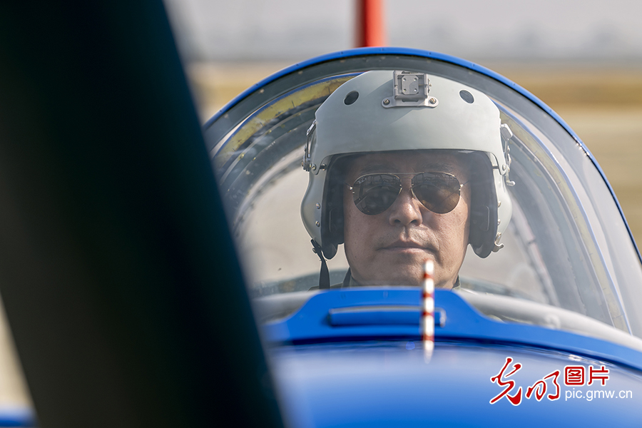 红星飞行表演队迎来首位女性飞行员 初教6编队“炫舞”南昌飞行大会