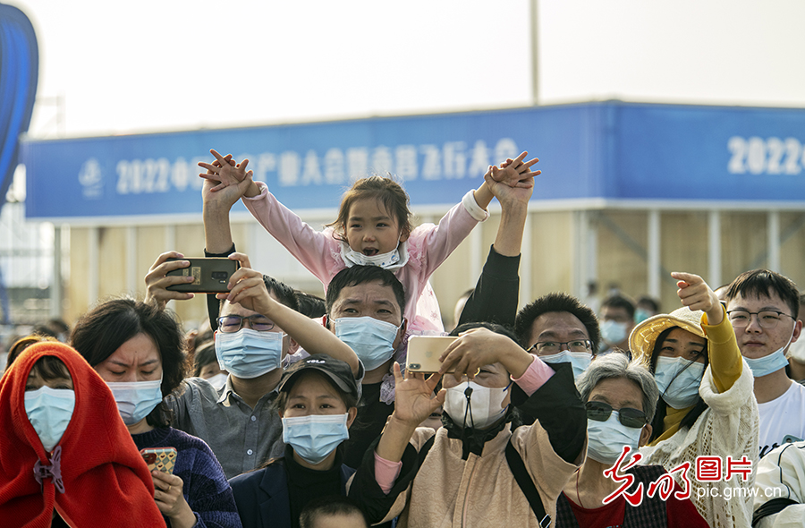 红星飞行表演队迎来首位女性飞行员 初教6编队“炫舞”南昌飞行大会