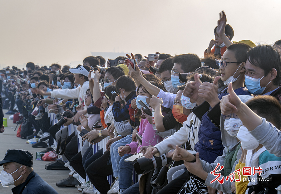 红星飞行表演队迎来首位女性飞行员 初教6编队“炫舞”南昌飞行大会