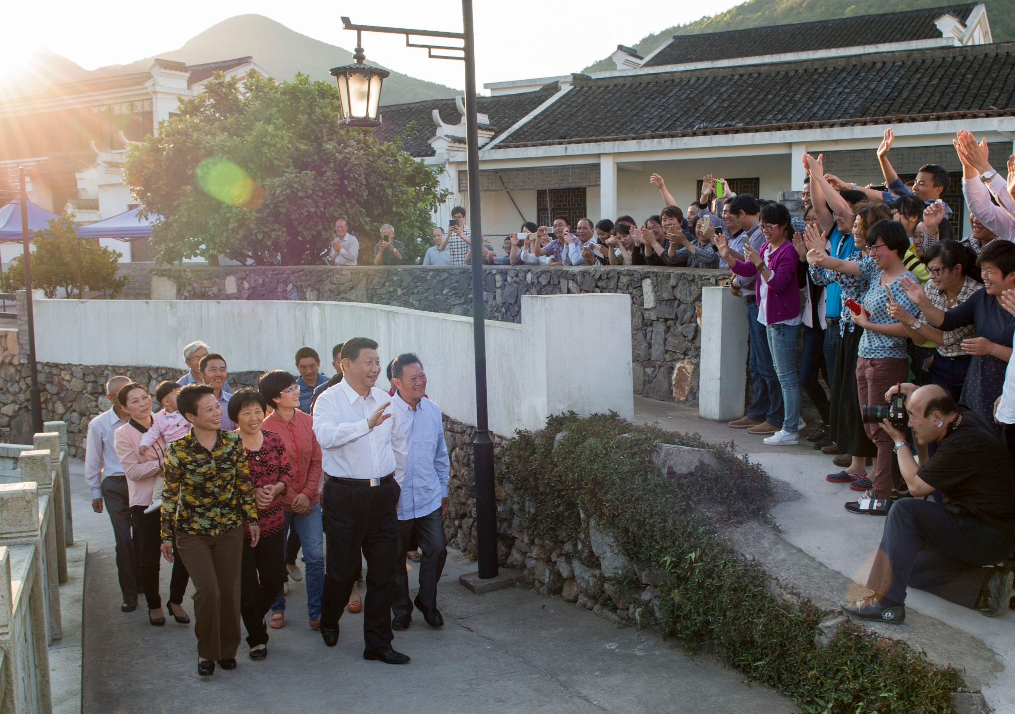 2015年5月25日至27日,习近平总书记在浙江考察调研。这是5月25日下午,总书记在舟山定海区干(石览)镇新建社区视察。