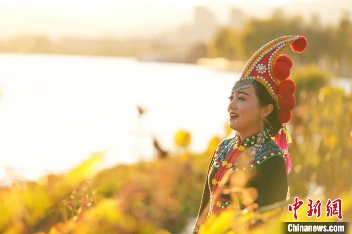 云南哈尼族女歌手传承彝族“阿色调” 云南哈尼族女歌手传承彝族“阿色调”