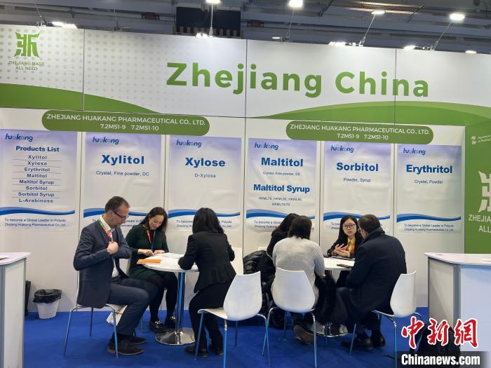 浙企搭乘包机抵达海外洽谈。　浙江省商务厅 供图