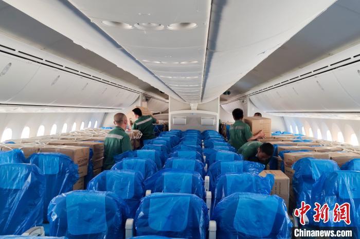 资料图:2020年6月16日,厦航运载16余吨防疫物资飞往沙特首都利雅得,飞机座位全部用于安放物资。厦航供图 资料图:2020年6月16日,厦航运载16余吨防疫物资飞往沙特首都利雅得,飞机座位全部用于安放物资。厦航供图