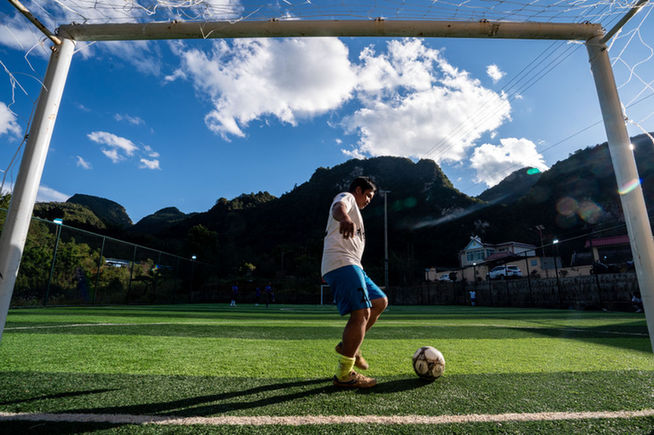 光脚踢球竹子当球门看看这个村的村民有多爱足球