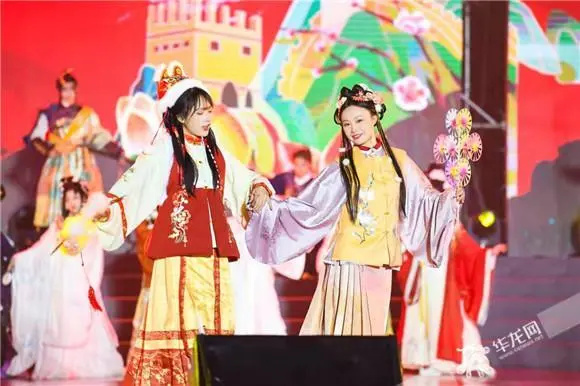 2021第五届“中国·白帝城”国际诗歌节开幕式晚会中精彩的古风表演。华龙网-新重庆客户端 李永欢 摄 2021第五届“中国·白帝城”国际诗歌节开幕式晚会中精彩的古风表演。华龙网-新重庆客户端 李永欢 摄