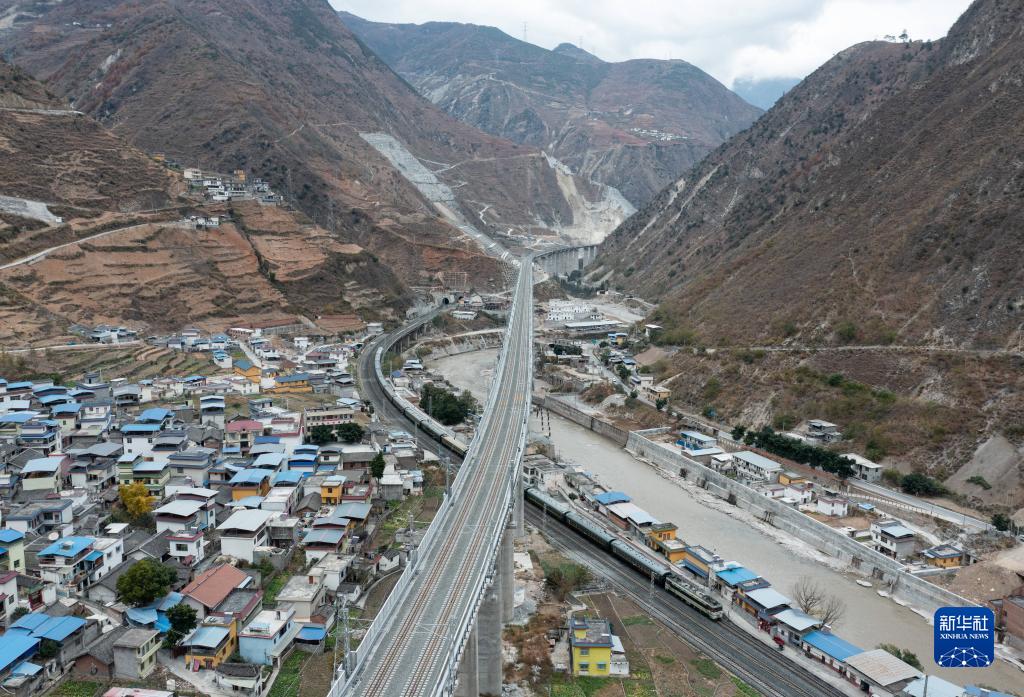 新路腾跃横断山——写在新成昆铁路全线通车之际