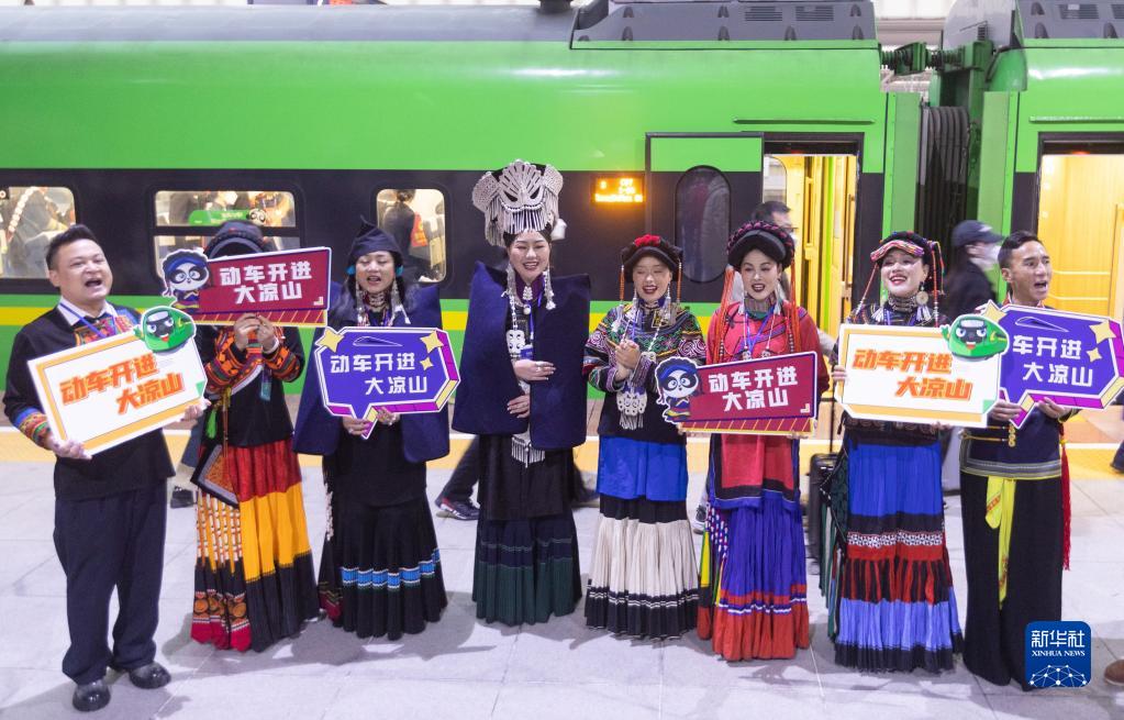 新路腾跃横断山——写在新成昆铁路全线通车之际