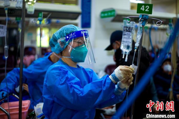 尽管发热患者已经被分流到基层医疗机构,但到三级医院就诊者依旧人数不少。 袁宸桢 摄 尽管发热患者已经被分流到基层医疗机构,但到三级医院就诊者依旧人数不少。 袁宸桢 摄