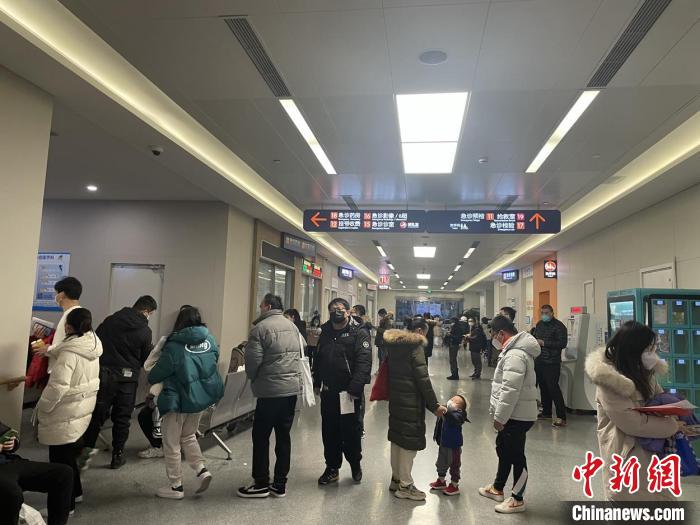 新华医院儿童急诊,前来就诊患者人数依旧不少。 新华医院供图 新华医院儿童急诊,前来就诊患者人数依旧不少。 新华医院供图