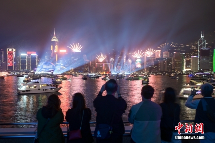 2023年1月1日零时,维多利亚港两岸灯光璀璨,绽放烟花,香港迎来新的一年。图为市民在海滨倒数迎新年。 中新社记者 陈永诺 摄 2023年1月1日零时,维多利亚港两岸灯光璀璨,绽放烟花,香港迎来新的一年。图为市民在海滨倒数迎新年。 中新社记者 陈永诺 摄