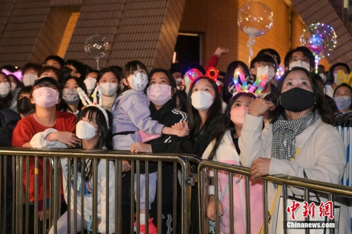 2022年12月31日晚,香港市民在尖沙咀海旁等待倒数活动,迎接2023年。图为有香港市民戴上兔耳朵到尖沙咀海旁等待倒数活动。 中新社记者 陈永诺 摄 2022年12月31日晚,香港市民在尖沙咀海旁等待倒数活动,迎接2023年。图为有香港市民戴上兔耳朵到尖沙咀海旁等待倒数活动。 中新社记者 陈永诺 摄