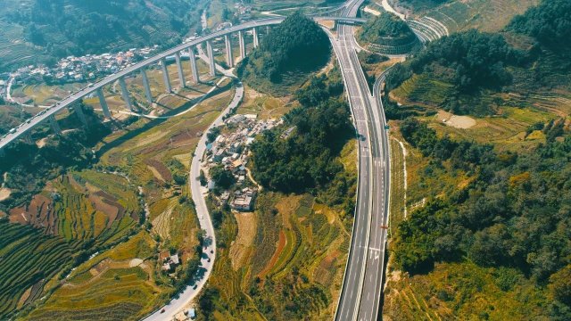 建个元高速公路全线建成试通车