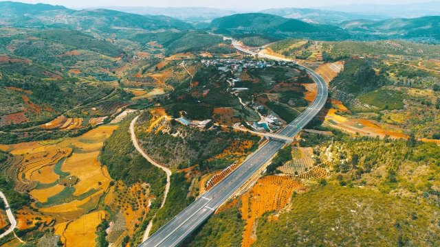 建个元高速公路全线建成试通车