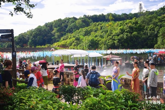 新年“水上集市” 普洱茶马古道旅游景区供图.jpg