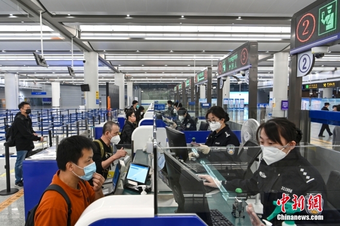 1月8日，广东省珠海市，旅客在港珠澳大桥珠海公路口岸通关入境珠海。当日，香港往返珠海的港珠澳大桥穿梭巴士恢复24小时营运，班线增开至168个班次。 <a target='_blank' href='/'>中新社</a>记者 陈骥旻 摄