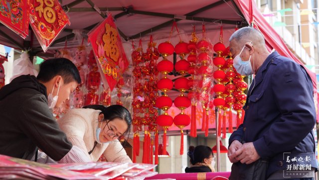 市场外围年货街市民挑选春联.JPG