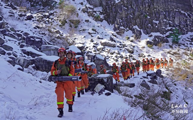 大理市森林消防中队班长尹红武带队沿山腰一线携装巡护 壮美苍山雪地练兵，超燃！5.jpg