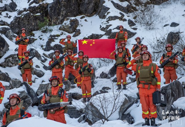 森林消防员在苍山雪地表达对祖国的热爱 壮美苍山雪地练兵，超燃！14.jpg