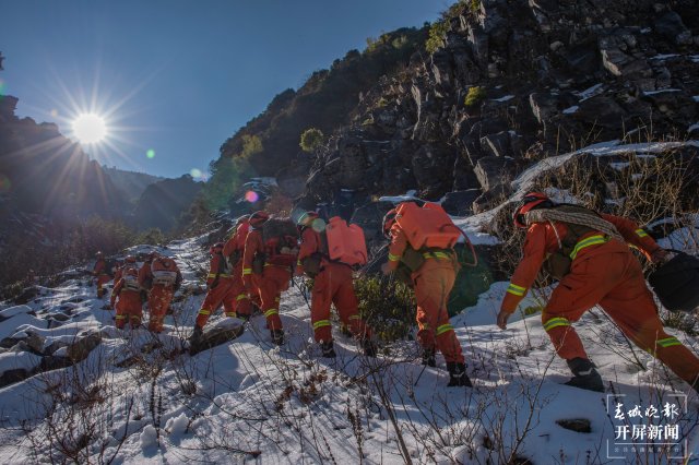 森林消防员负重攀爬雪地 壮美苍山雪地练兵，超燃！10.jpg