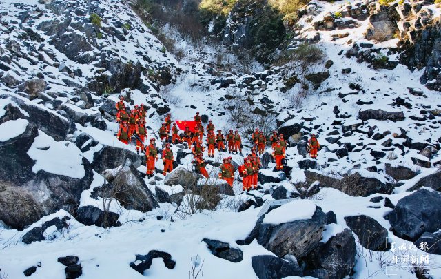 森林消防员在苍山雪地留影 壮美苍山雪地练兵，超燃！20.jpg