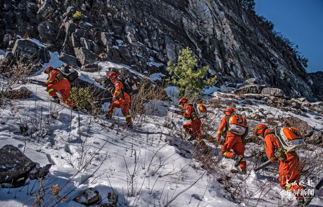 森林消防员负重近30斤装备攀爬雪地 壮美苍山雪地练兵，超燃！10.jpg