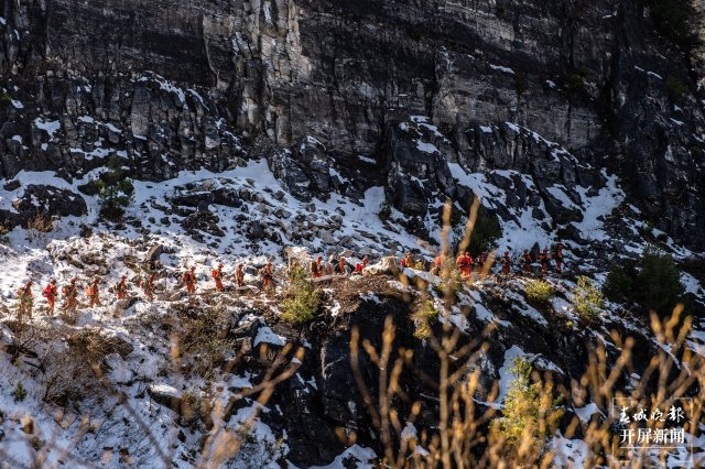 行走在悬崖边上的森林消防员 壮美苍山雪地练兵，超燃！21.jpg
