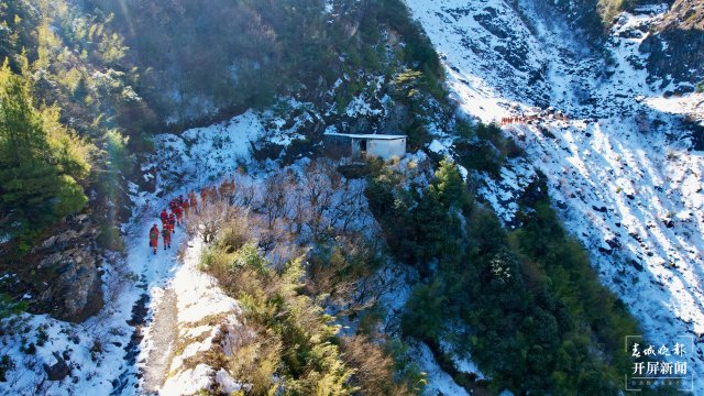 大理市森林消防中队指战员向苍山上徒步攀爬 壮美苍山雪地练兵，超燃！7.jpg