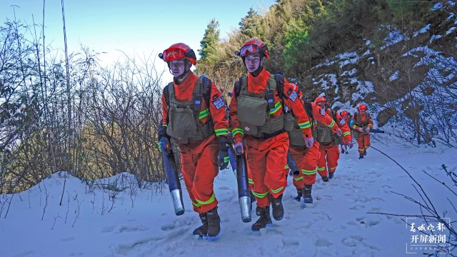 全国应急管理先进个人罗凯走在队伍前列 壮美苍山雪地练兵，超燃！9.JPG